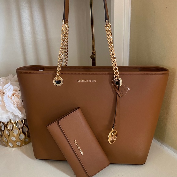 Michael Kors Handbags - Micheal Kors large tote 👜 and matching wallet 🔥